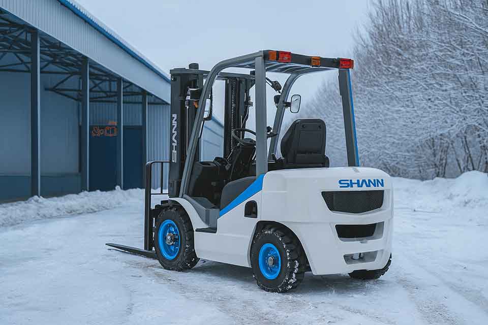 Зимнее обслуживание электропогрузчиков: как подготовить технику к морозам