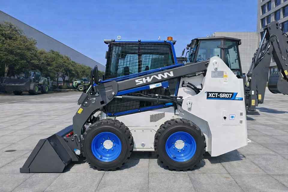Мини-погрузчик SHANN XC7-SR07EV для погрузки материалов